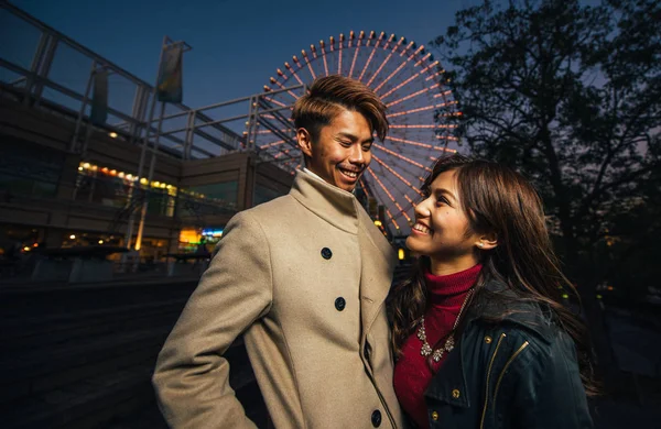 Щаслива пара, проводячи час разом в Осаці — стокове фото