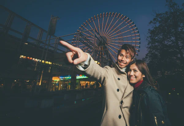 Ευτυχισμένο ζευγάρι δαπάνες φορά μαζί σε Οσάκα — Φωτογραφία Αρχείου