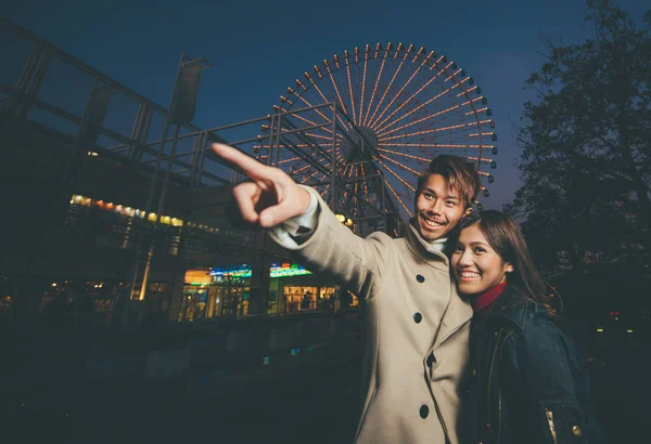 Heureux couple passant du temps ensemble à Osaka — Photo