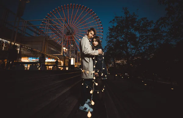 Счастливая пара проводит время вместе в Осаке — стоковое фото