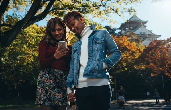 คู่รักที่มีความสุข ใช้เวลาอยู่ด้วยกันในโอซาก้า — ภาพถ่ายสต็อก