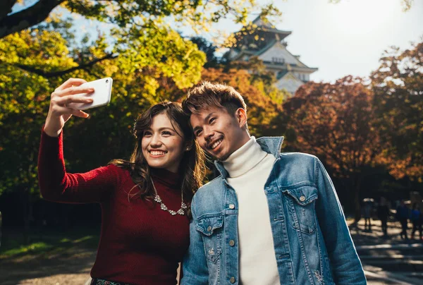Casal feliz passar tempo juntos em Osaka — Fotografia de Stock