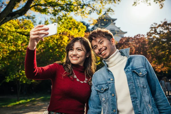 Šťastný pár spolu trávili čas v Osace — Stock fotografie