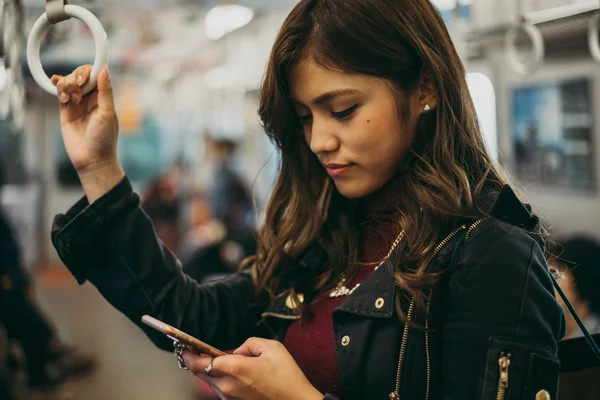 Hermosa mujer japonesa en el metro — Foto de Stock