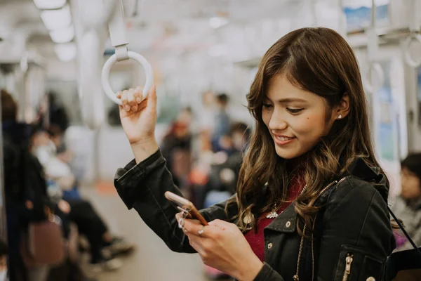 Schöne Japanerin in der U-Bahn — Stockfoto
