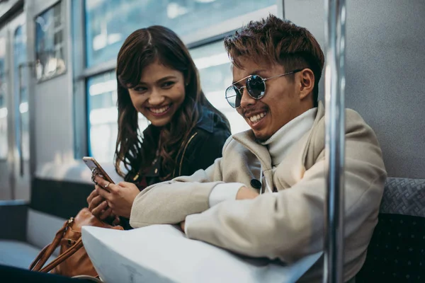 Pareja japonesa saliendo. momentos de estilo de vida en el público trans — Foto de Stock