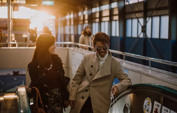 Heureux couple passant du temps ensemble à Osaka — Photo