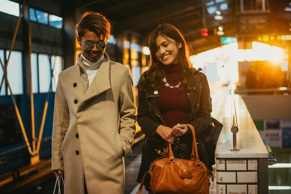 Japanska par går ut. livsstil stunder på den offentliga trans — Stockfoto