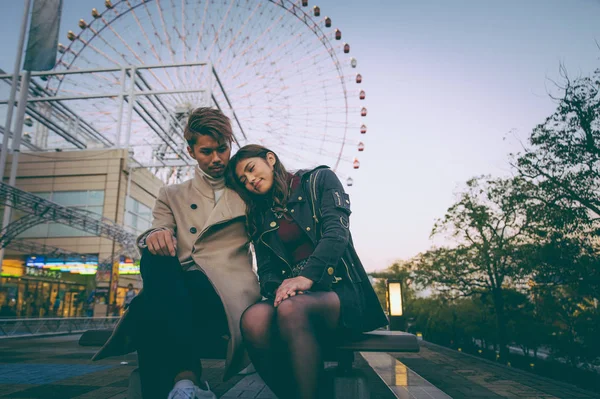 Heureux couple passant du temps ensemble à Osaka — Photo
