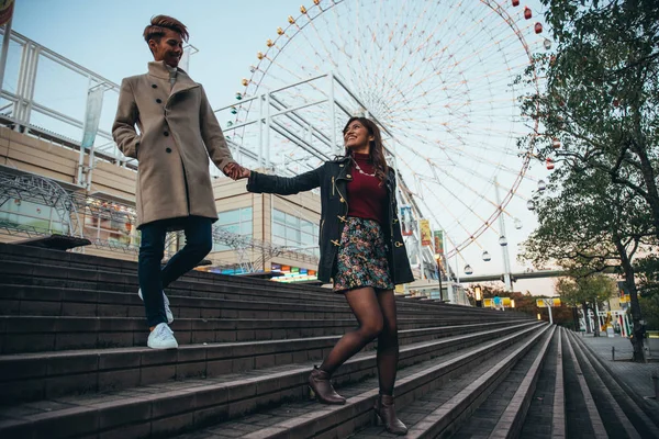 Coppia felice trascorrere del tempo insieme a Osaka — Foto Stock