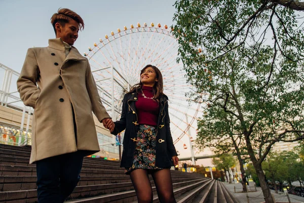 Cuplu fericit petrecând timp împreună în Osaka — Fotografie, imagine de stoc