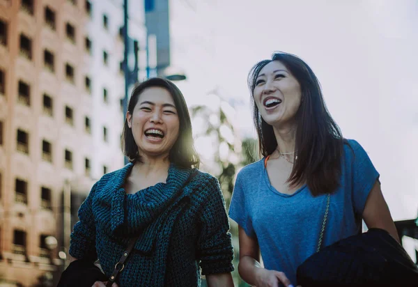 Δύο ιαπωνικές γυναίκες γύρω στο Τόκιο κατά τη διάρκεια της ημέρας. Κάνει γλυκό — Φωτογραφία Αρχείου