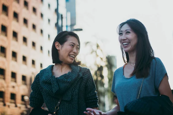 Два Японські жінки навколо в Токіо денний час. Роблячи плаття — стокове фото
