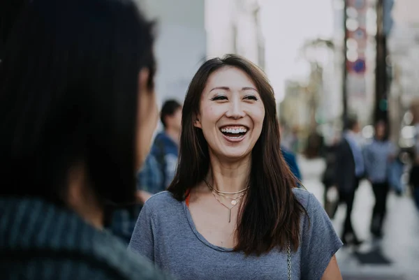 Două femei japoneze în Tokyo în timpul zilei. Efectuarea shoppi — Fotografie, imagine de stoc