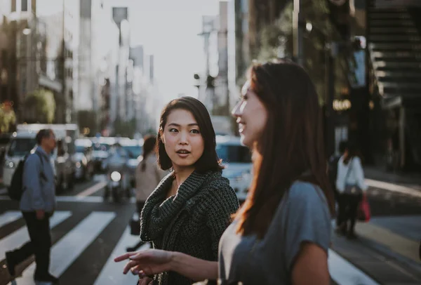 Két japán nők körül Tokió napközben. Így vásároln — Stock Fotó