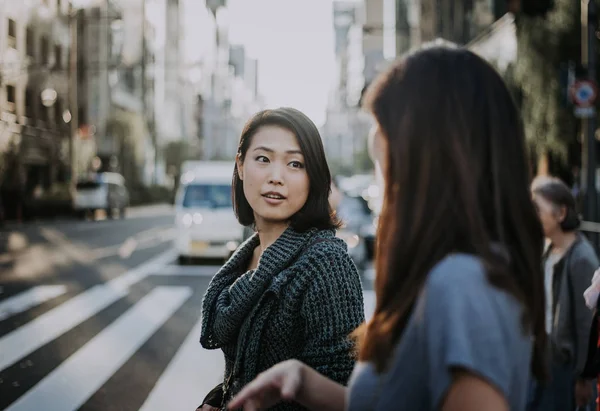 Dwóch japońskich kobiet wokół w Tokio w ciągu dnia. Dokonywanie sukienki — Zdjęcie stockowe