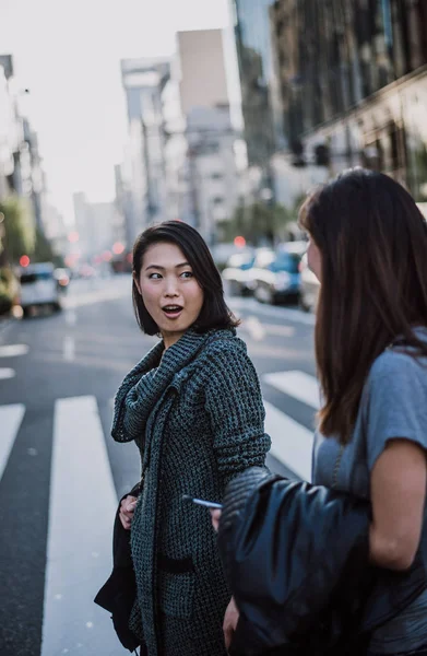 Två japanska kvinnor runt i Tokyo under dagtid. Att göra shoppingga — Stockfoto