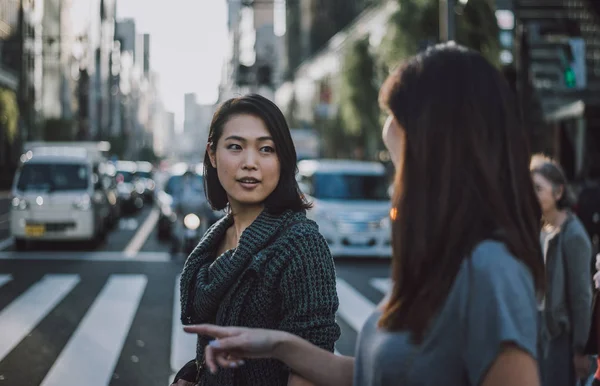 Two japanese women around in Tokyo during daytime. Making shoppi — Stock Photo, Image