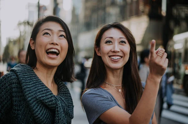 Two japanese women around in Tokyo during daytime. Making shoppi — Stock Photo, Image