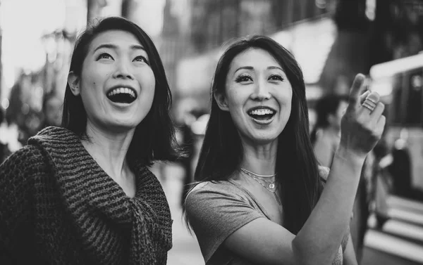 Zwei Japanerinnen tagsüber in Tokio herum. Shoppi machen — Stockfoto