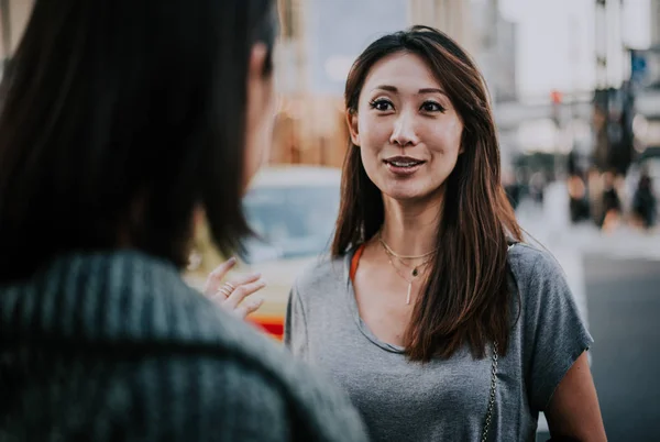 Două femei japoneze în Tokyo în timpul zilei. Efectuarea shoppi — Fotografie, imagine de stoc