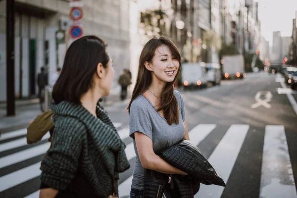 Două femei japoneze în Tokyo în timpul zilei. Efectuarea shoppi — Fotografie, imagine de stoc
