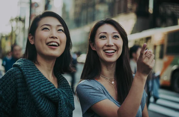 Due donne giapponesi in giro a Tokyo durante il giorno. Fare shoppi — Foto Stock