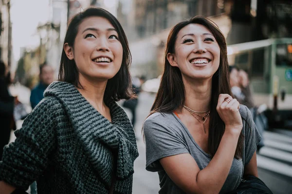 Zwei Japanerinnen tagsüber in Tokio herum. Shoppi machen — Stockfoto