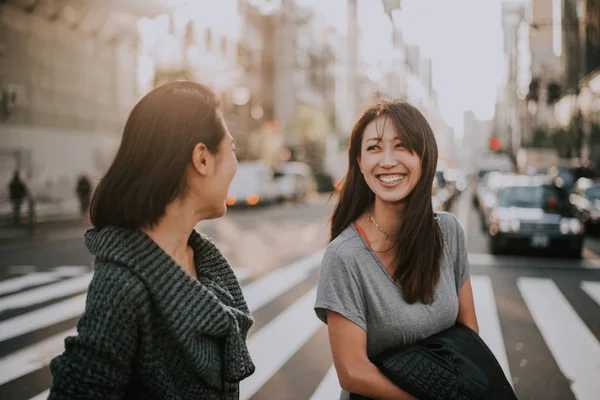 Două femei japoneze în Tokyo în timpul zilei. Efectuarea shoppi — Fotografie, imagine de stoc