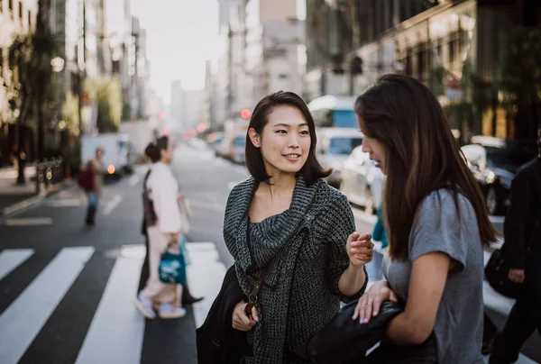 Два Японські жінки навколо в Токіо денний час. Роблячи плаття — стокове фото