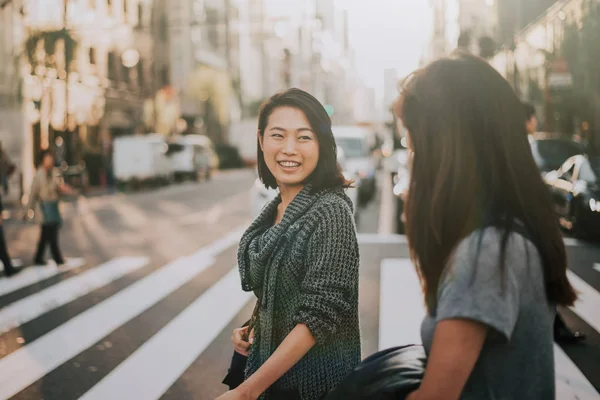 Δύο ιαπωνικές γυναίκες γύρω στο Τόκιο κατά τη διάρκεια της ημέρας. Κάνει γλυκό — Φωτογραφία Αρχείου