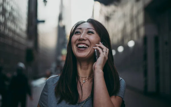 Bela mulher japonesa retrato ao ar livre — Fotografia de Stock