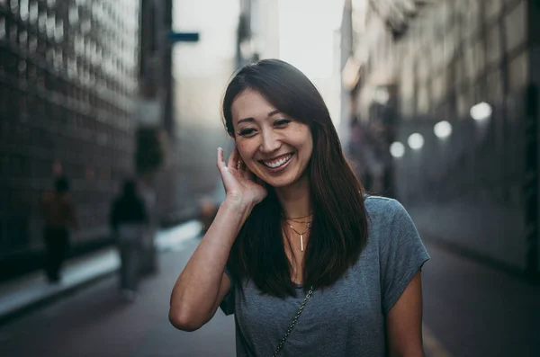 Schön japanisch frau porträt outdoor — Stockfoto