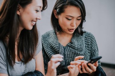 İki Japon kadınların yanında Tokyo gündüz sırasında. Shoppi yapma