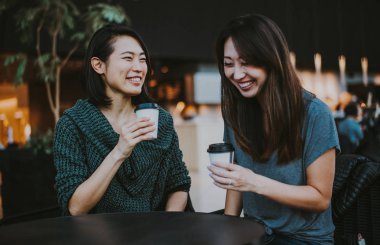 İki Japon kadınların yanında Tokyo gündüz sırasında. Shoppi yapma