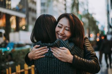 İki Japon kadınların yanında Tokyo gündüz sırasında. Shoppi yapma