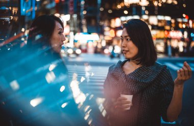 İki Japon kadınların yanında Tokyo gündüz sırasında. Shoppi yapma