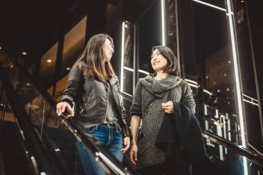 İki Japon kadınların yanında Tokyo gündüz sırasında. Shoppi yapma