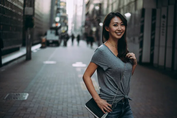 Schön japanisch frau porträt outdoor — Stockfoto