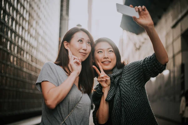 Due donne giapponesi in giro a Tokyo durante il giorno. Fare shoppi — Foto Stock