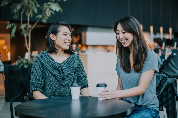 Twee Japanse vrouwen rond in Tokio overdag. Shoppi maken — Stockfoto