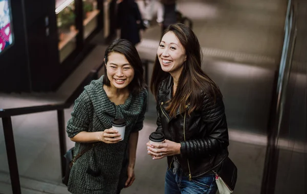 Două femei japoneze în Tokyo în timpul zilei. Efectuarea shoppi — Fotografie, imagine de stoc