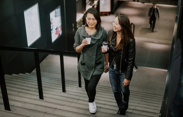 Dos japonesas en Tokio durante el día. Hacer shoppi — Foto de Stock