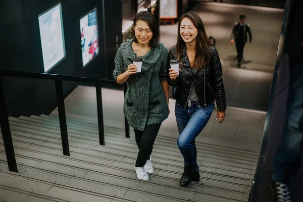 Dos japonesas en Tokio durante el día. Hacer shoppi — Foto de Stock