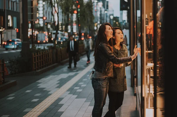 Twee Japanse vrouwen rond in Tokio overdag. Shoppi maken — Stockfoto
