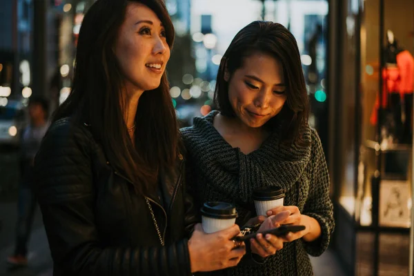 Két japán nők körül Tokió napközben. Így vásároln — Stock Fotó