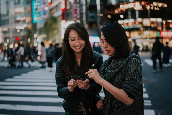 Duas mulheres japonesas em Tóquio durante o dia. Fazendo shoppi — Fotografia de Stock