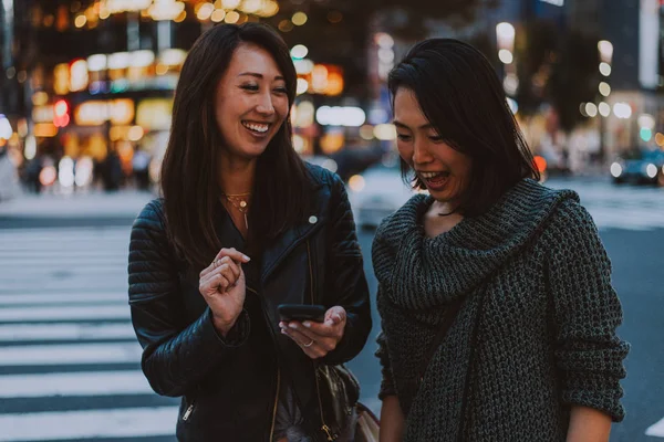 Twee Japanse vrouwen rond in Tokio overdag. Shoppi maken — Stockfoto