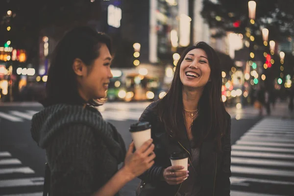 Duas mulheres japonesas em Tóquio durante o dia. Fazendo shoppi — Fotografia de Stock