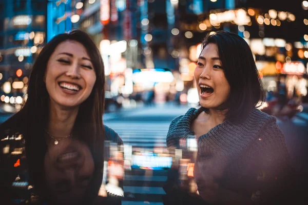 Dvě japonské ženy kolem v Tokiu během dne. Takže shoppi — Stock fotografie